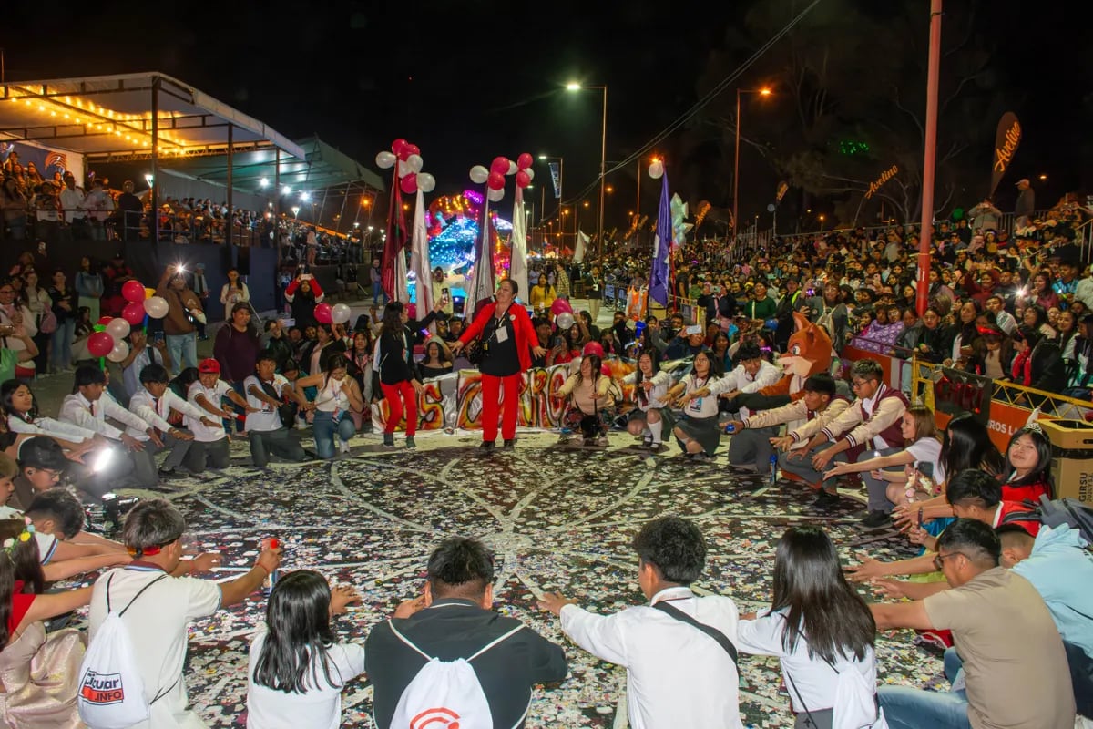 Una multitud concurrió este sábado al predio de la Ciudad Cultural en el barrio Alto Padilla, para asistir a la entrega de premios a los carroceros de los ochenta colegios que participaron este año en la FNE.