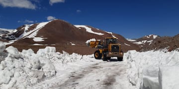 Una topadora de Vialidad Provincial trabaja en un sector de la Ruta 98 camino a la Laguna del Diamante bloqueado por trozos de nieve. Gentileza Vialidad de Mendoza