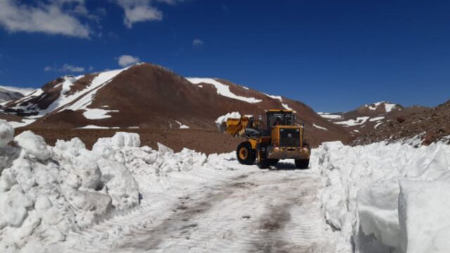 Una topadora de Vialidad Provincial trabaja en un sector de la Ruta 98 camino a la Laguna del Diamante bloqueado por trozos de nieve. Gentileza Vialidad de Mendoza