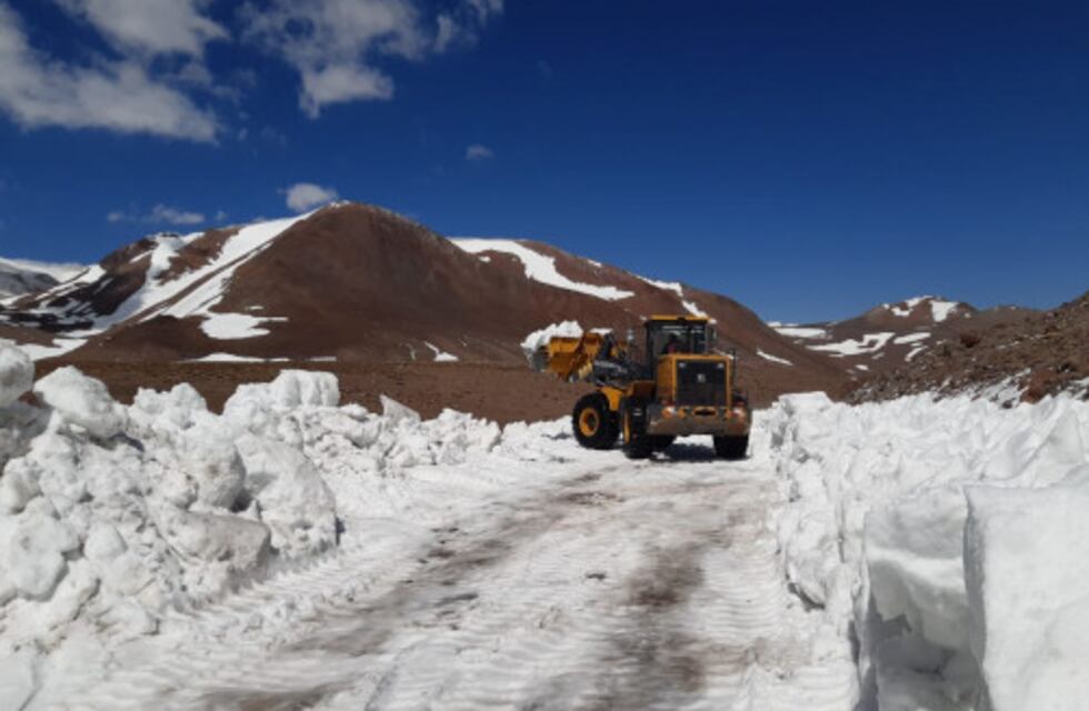 Intensos trabajos para despejar el camino a Laguna del Diamante