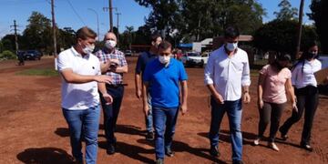 Entregó maquinaria vial, una motoniveladora y recorrió obras que se encuentran en ejecución.