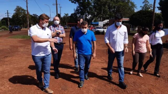 Entregó maquinaria vial, una motoniveladora y recorrió obras que se encuentran en ejecución.