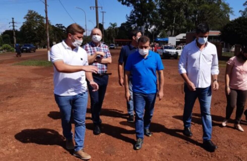 El gobernador entregó maquinaria vial y recorrió obras en Pozo Azul