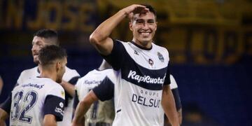 El defensor se formó en el Club Salto Grande de la ciudad de Concordia.