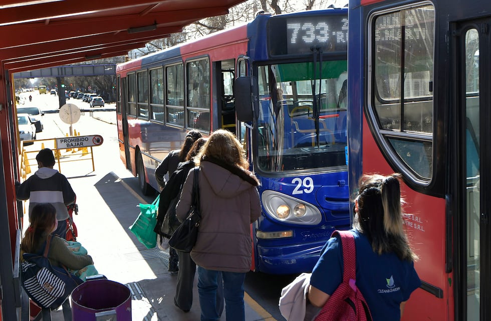 Un micro atropelló a una mujer y su hija en una parada de colectivos en Guaymallén