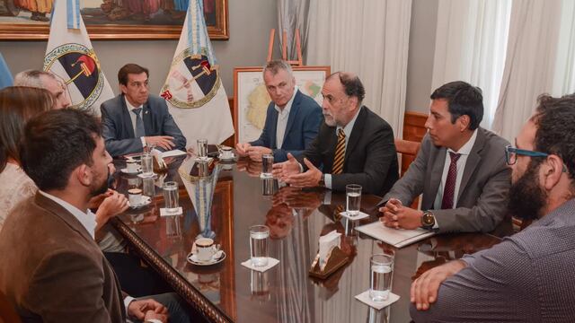 El gobernador Carlos Sadir y el ministro de Gobierno, Justicia y Trabajo, Normando Álvarez García, recibieron a la comitiva de Ledesma SAAI en la Casa de Gobierno.