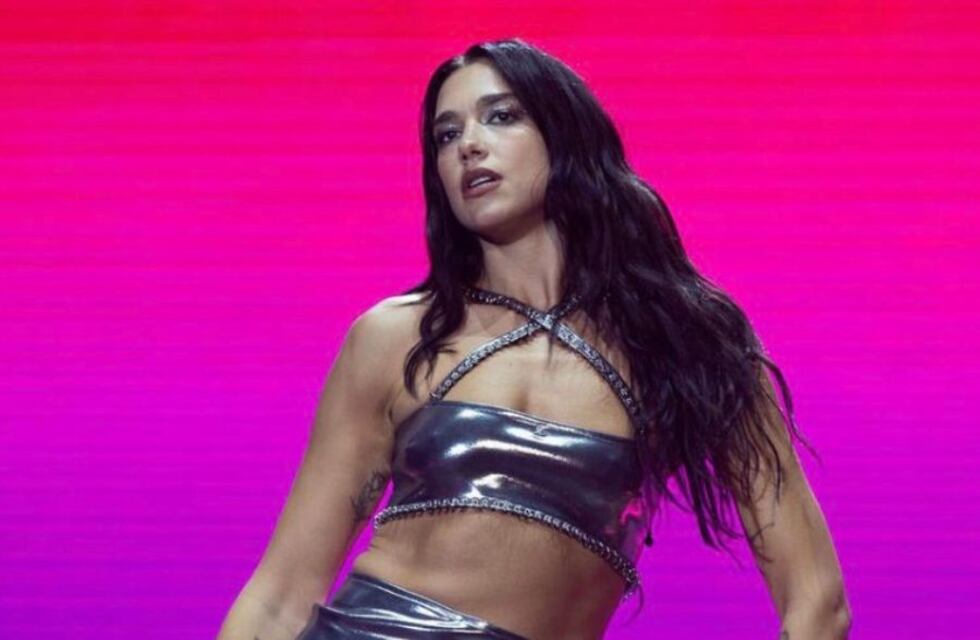 Dua Lipa posó con un catsuit de encaje negro y dejó poco para la imaginación