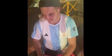 Gabriel tuvo que trabajar en medio del agite mundialista y su respuesta se viralizó.
