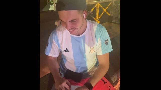 Gabriel tuvo que trabajar en medio del agite mundialista y su respuesta se viralizó.