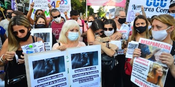 Mirta junto a su nieta Nicole, familiares y allegados de Ivana Módica, en el reclamo nacional en Córdoba por los femicidios. (Foto: José Hernández / La Voz).
