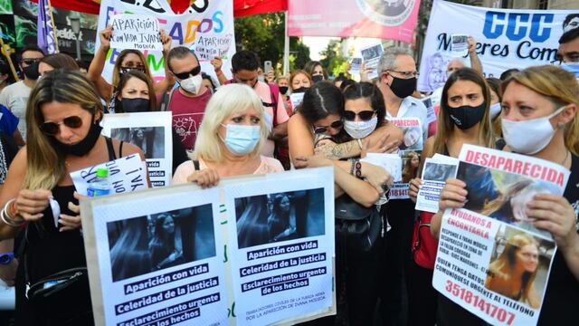 Mirta junto a su nieta Nicole, familiares y allegados de Ivana Módica, en el reclamo nacional en Córdoba por los femicidios. (Foto: José Hernández / La Voz).