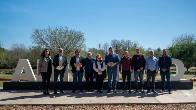 firmaron Convenios de Vinculación entre Gobiernos Municipales en Arroyito