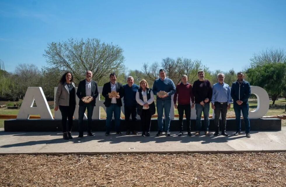 Intendentes de la región firmaron en Arroyito convenios de vinculación entre Gobiernos Municipales