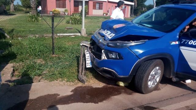 La camioneta policial impactó con violencia a un camión recolector y dejó a un trabajador herido.