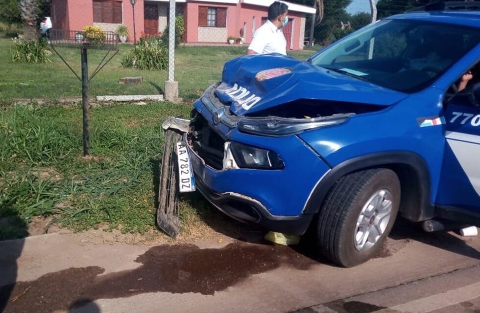 Accidente en Córdoba: patrullero choca a un camión recolector y deja a un trabajador herido