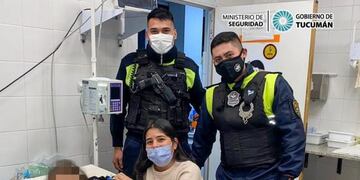Dos policías brindaron primeros auxilios a una nena y lograron salvarle la vida