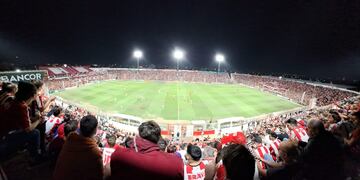 El impresionante marco que le dieron los hinchas de Instituto al duelo revancha ante Defensores de Belgrano, por la semifinal del Reducido. (La Voz)