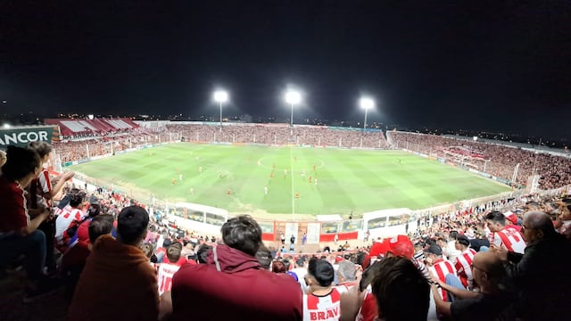 El impresionante marco que le dieron los hinchas de Instituto al duelo revancha ante Defensores de Belgrano, por la semifinal del Reducido. (La Voz)