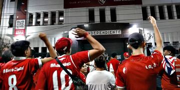 Hinchas de Independiente se congregaron frente a la sede del club, en Avellaneda. (Gentileza La Nación)