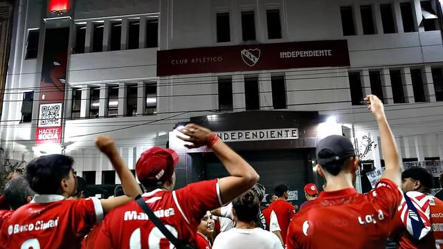 Hinchas de Independiente se congregaron frente a la sede del club, en Avellaneda. (Gentileza La Nación)