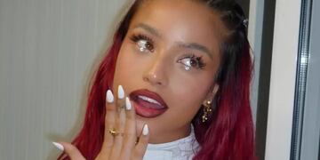 Emilia Mernes tuvo un incidente en vivo: se le rompió el pantalón en pleno show y así lo resolvió