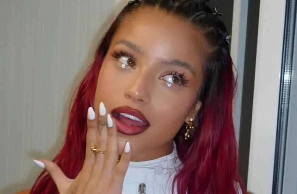 Emilia Mernes tuvo un incidente en vivo: se le rompió el pantalón en pleno show y así lo resolvió