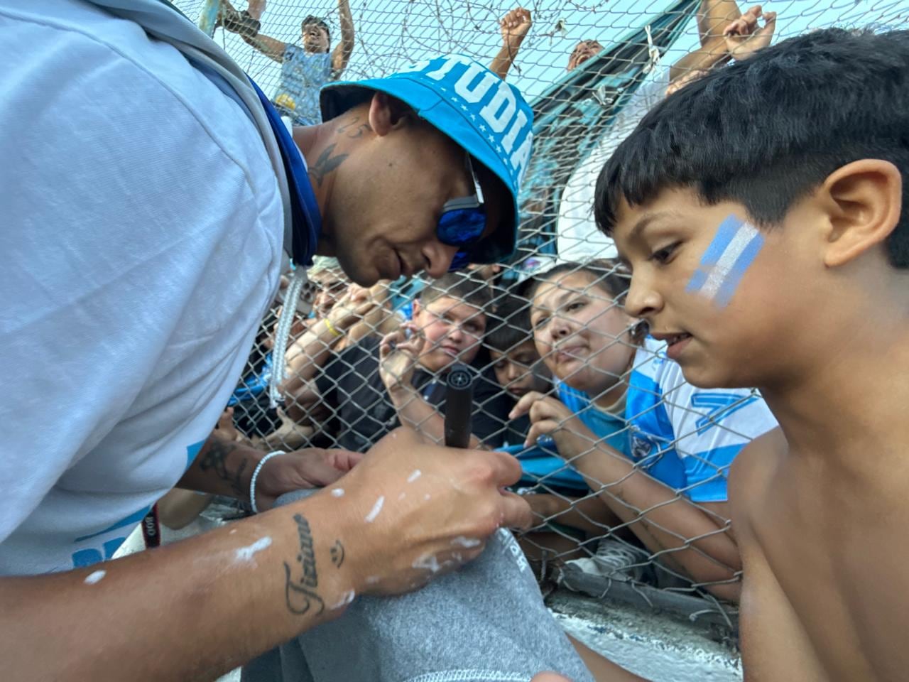 Festejos de los jugadores de Estudiantes de Rio Cuarto por el ascenso a la Primera División del Fútbol Argentino en la cancha de Rio Cuarto.