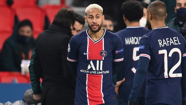 Los jugadores del PSG y Basaksehir abandonaron la cancha por supuestos insultos racistas (Foto: FRANCK FIFE / AFP)