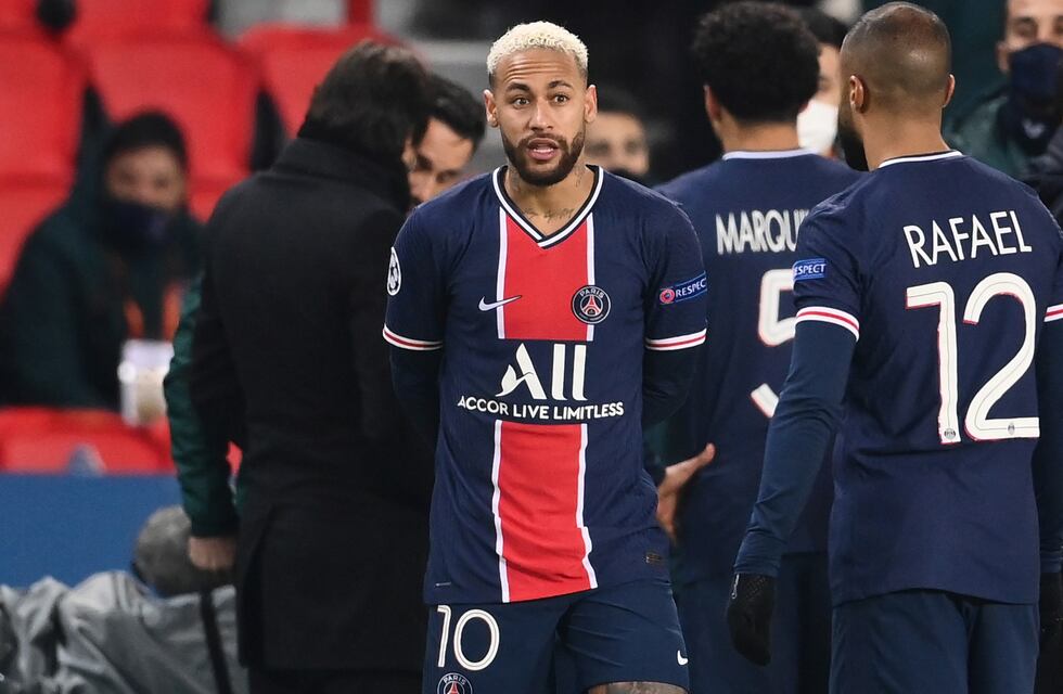 Los jugadores del PSG y Basaksehir abandonaron la cancha por supuestos insultos racistas