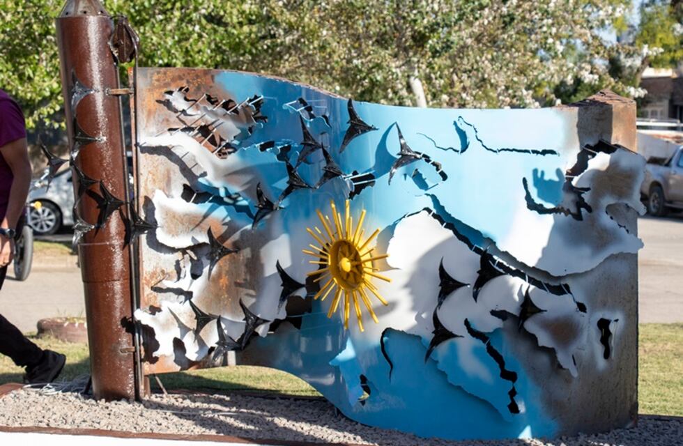 Quedó inaugurada la obra del artista Alan Arias en Cascallares en homenaje a los Veteranos de Malvinas