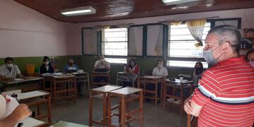 “Los 777 niños y niñas que cursan en la escuela siempre tuvieron mesas y sillas disponibles, solo hubo una reorganización de mobiliario de acuerdo a la cantidad de alumnos y alumnas que permitía el plan regreso seguro a la escuela ante la situación epidemiológica”, afirmó el director.