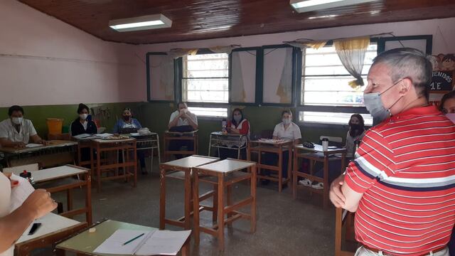 “Los 777 niños y niñas que cursan en la escuela siempre tuvieron mesas y sillas disponibles, solo hubo una reorganización de mobiliario de acuerdo a la cantidad de alumnos y alumnas que permitía el plan regreso seguro a la escuela ante la situación epidemiológica”, afirmó el director.