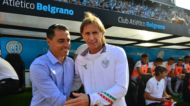 Guillermo Farré con Ricardo Gareca, el técnico de Vélez que sufrió una descompensación (José Gabriel Hernández / La Voz).