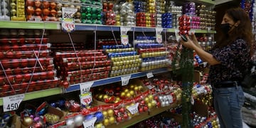 Los mendocinos aún no salieron a comprar los adornos para el arbolito. Muchos comerciantes dicen que las consultas abundan, las compras no. Gentileza El Sol