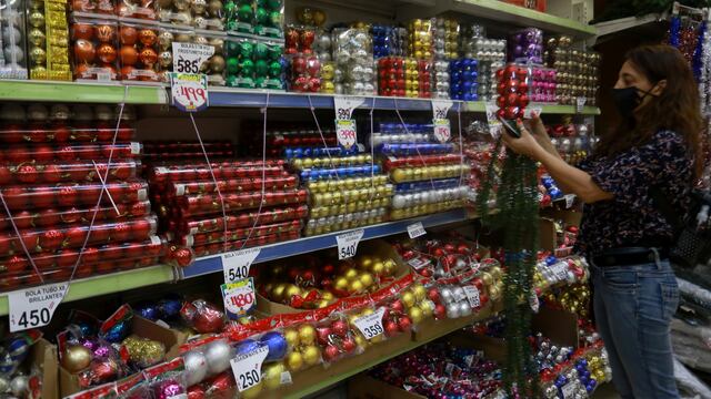 Los mendocinos aún no salieron a comprar los adornos para el arbolito. Muchos comerciantes dicen que las consultas abundan, las compras no. Gentileza El Sol
