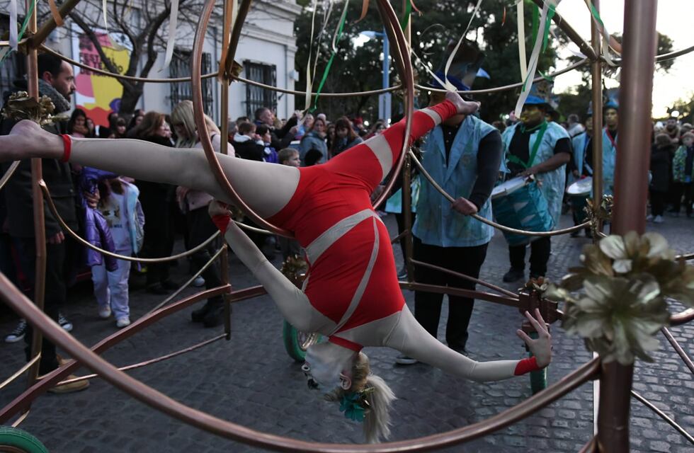 Con el tradicional desfile, el Festival de Teatro de Rafaela 2022 desplegó todo su color