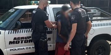 Al ser interceptado el joven intentó huir pero finalmente fue alcanzado y detenido por los uniformados.