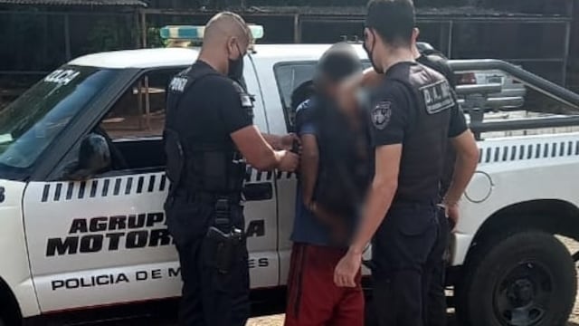 Al ser interceptado el joven intentó huir pero finalmente fue alcanzado y detenido por los uniformados.