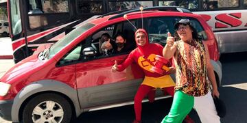 Los imitadores limpian vidrios en Córdoba para poder sobrevivir.