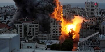 Un ataque aéreo israelí en la ciudad de Gaza. (AP)
