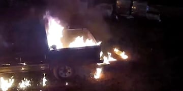 Incendio intencional en San Antonio: un auto ardió en plena madrugada y buscan al responsable.