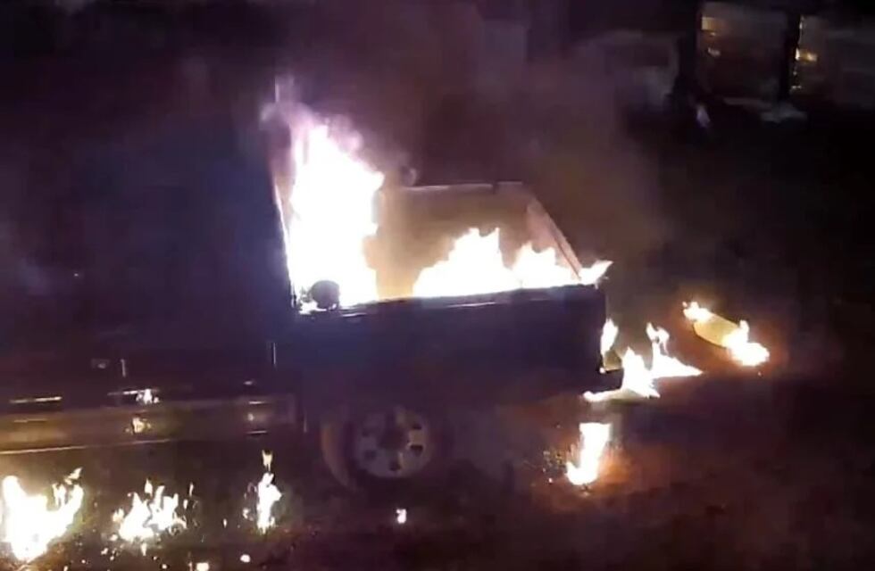 Incendio intencional en San Antonio: un auto ardió en plena madrugada y buscan al responsable
