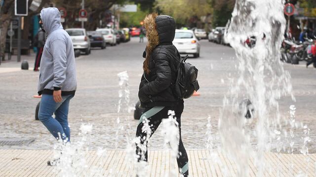 Al igual que el viernes, se espera que este sábado esté fresco y hay probabilidades de que siga lloviendo. El domingo y lunes mejorará el tiempo.
