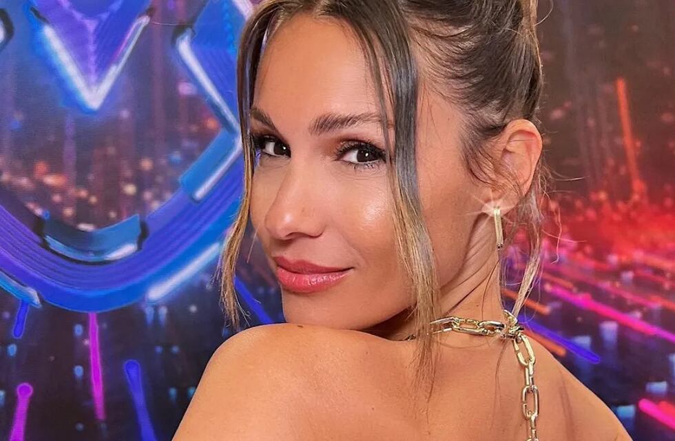 Pampita apostó por un look total black con brillo que encadiló la pista del Bailando