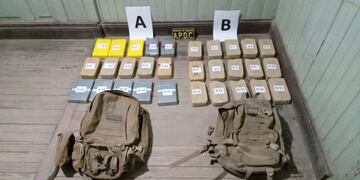 Las mochilas y los "ladrillos" de cocaína, cuyo peso totalizó más de 31 kilos de droga.
