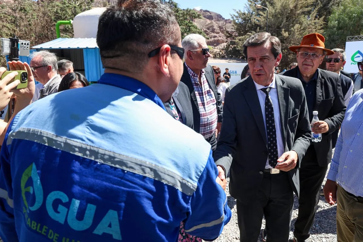 Operarios de Agua Potable de Jujuy saludaron al gobernador Sadir y al presidente de la empresa estatal, a su arribo a Tilcara.