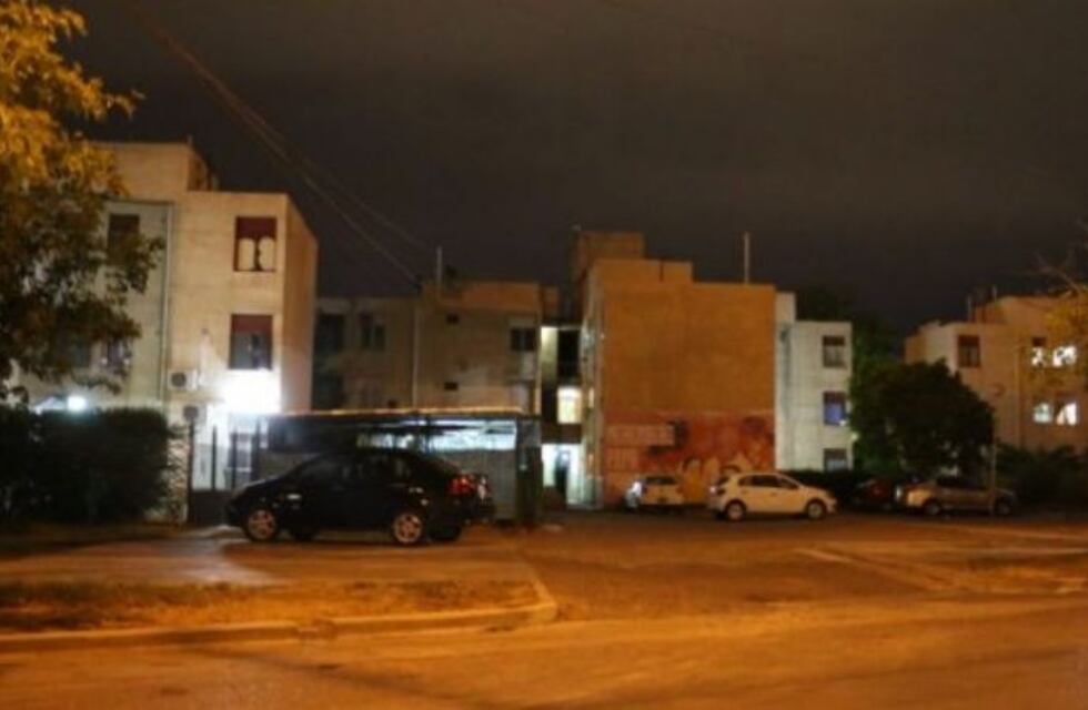 Pidió ayuda a la policía mientras discutía con su novio y terminó golpeando a todos: terminó presa