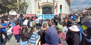 Una pancarta resume el reclamo de candidatos y dirigentes de espacios opositores que denuncian presuntas maniobras fraudulentas en los comicios del domingo pasado.