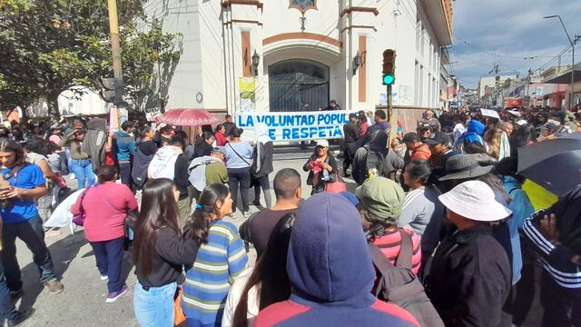 Una pancarta resume el reclamo de candidatos y dirigentes de espacios opositores que denuncian presuntas maniobras fraudulentas en los comicios del domingo pasado.