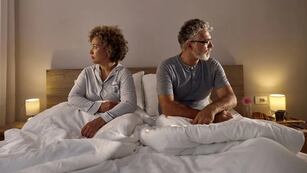 La postura en la que duermen las parejas revela aspectos de su vínculo, según la psicología.